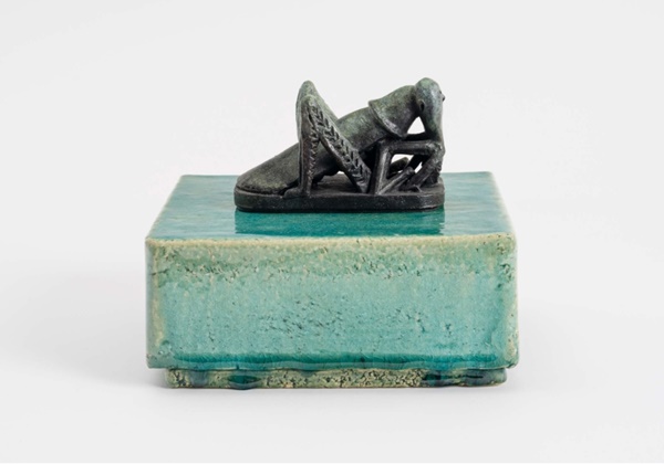 click to enlarge- double click to reduce Johan Creten, La Sauterelle - Library version, 2023. Bronze. 7 × 11 × 7 cm | 2 3/4 × 4 5/16 × 2 3/4 in. Photo: Claire Dorn. ©︎ Johan Creten / ADAGP Paris, 2023. Courtesy of the artist and Perrotin.