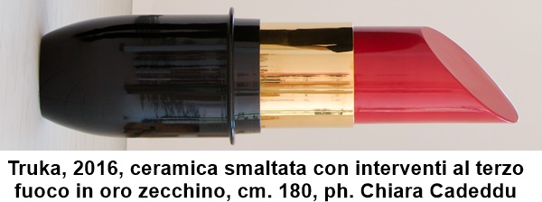 Truka, 2016, ceramica smaltata con interventi al terzo fuoco in oro zecchino, cm. 180, ph. Chiara Cadeddu 