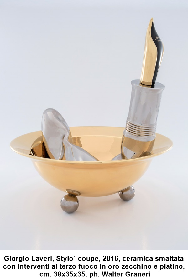 Giorgio Laveri, Stylò coupe, 2016, ceramica smaltata con interventi al terzo fuoco in oro zecchino e platino, cm. 38x35x35, ph. Walter Graneri 