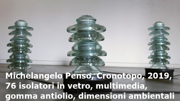 click to enlarge- double click to reduce Michelangelo Penso, Cronotopo, 2019, 76 isolatori in vetro, multimedia, gomma antiolio, dimensioni ambientali
