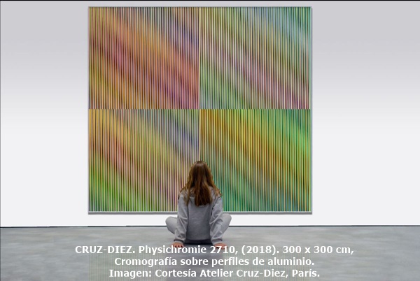 click to enlarge- double click to reduce CRUZ-DIEZ. Physichromie 2710, (2018). 300 x 300 cm, Cromografía sobre perfiles de aluminio.
Imagen: Cortesía Atelier Cruz-Diez, París.