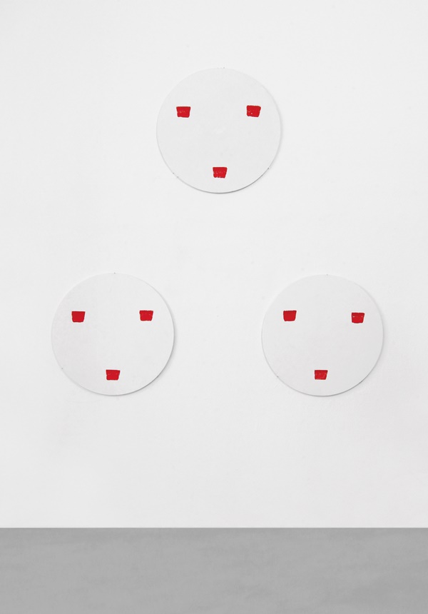 Niele Toroni,Impronte di pennello n. 50 a intervalli di 30 cm, 1997
Acrilico su tavola, 3 elementi, ø 53 cm ciascuno
Courtesy A arte Invernizzi, Milano
Foto Bruno Bani, Milano
Niele Toroni