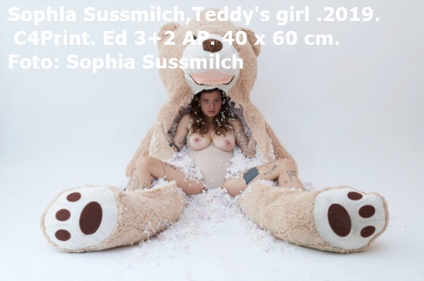 Sophla Sussmilch,..Teddy's g rr .2019. C4Print. Ed 3+2 AP. 40 x 60 cm. Foto: Sophia sussmilch.
