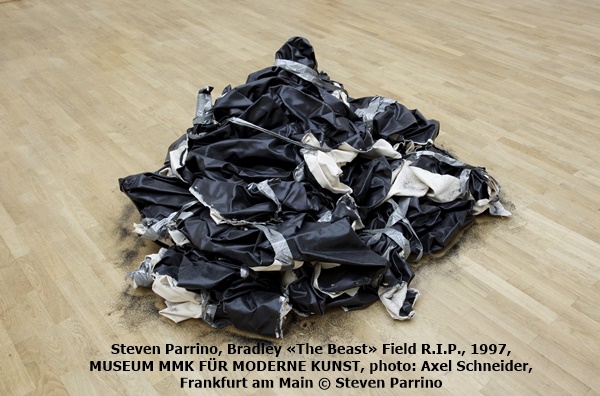 click to enlarge- double click to reduce Steven Parrino, Bradley «The Beast» Field R.I.P., 1997, MUSEUM MMK FÜR MODERNE KUNST, photo: Axel Schneider, Frankfurt am Main © Steven Parrino