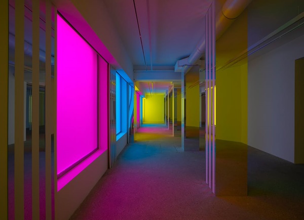 click to enlarge- double click to reduce Daniel Buren, Philippe Parreno : Simultanément travaux in situ et en mouvement