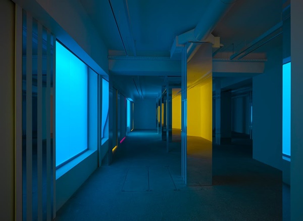 click to enlarge- double click to reduce Daniel Buren, Philippe Parreno : Simultanément travaux in situ et en mouvement