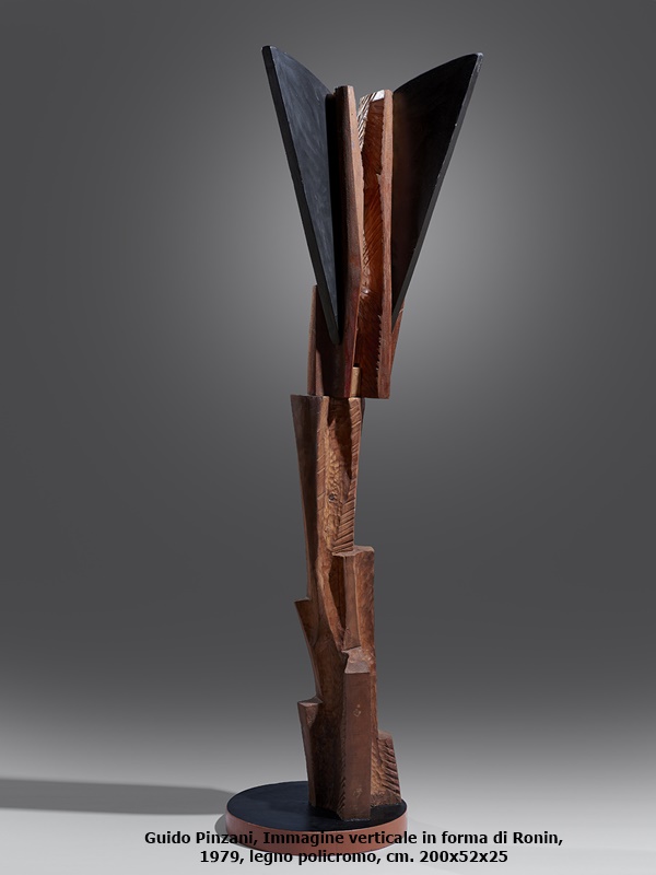 Guido Pinzani, Immagine verticale in forma di Ronin, 1979, legno policromo, cm. 200x52x25