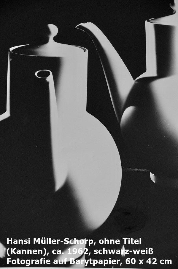 Hansi Müller-Schorp, ohne Titel (Kannen), ca. 1962, schwarz-weiß Fotografie auf Barytpapier, 60 x 42 cm
