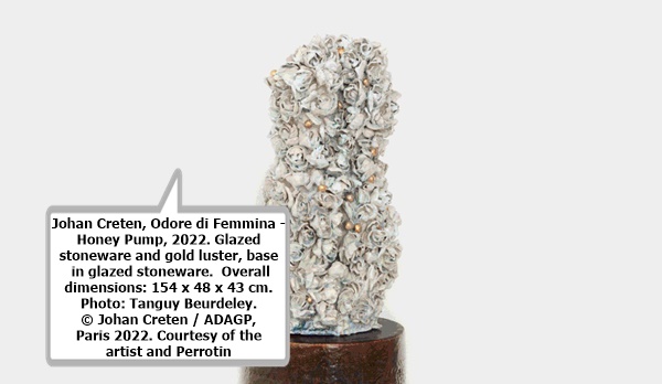 click to enlarge- double click to reduce Johan Creten, Odore di Femmina - Honey Pump, 2022. Glazed stoneware and gold luster, base in glazed stoneware. Overall dimensions: 154 x 48 x 43 cm. Photo: Tanguy Beurdeley. © Johan Creten / ADAGP, Paris 2022. Courtesy of the artist and Perrotin