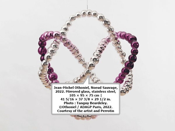 Jean-Michel Othoniel, Noeud Sauvage, 2022. Mirrored glass, stainless steel, 105 × 95 × 75 cm | 41 5/16 × 37 3/8 × 29 1/2 in. Photo : Tanguy Beurdeley.©Othoniel / ADAGP Paris, 2022. Courtesy of the artist and Perrotin