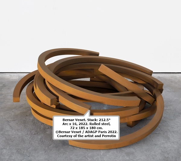 Bernar Venet. Stack: 212.5° Arc x 16, 2022. Rolled steel, 72 x 185 x 180 cm. ©Bernar Venet / ADAGP Paris 2022. Courtesy of the artist and Perrotin