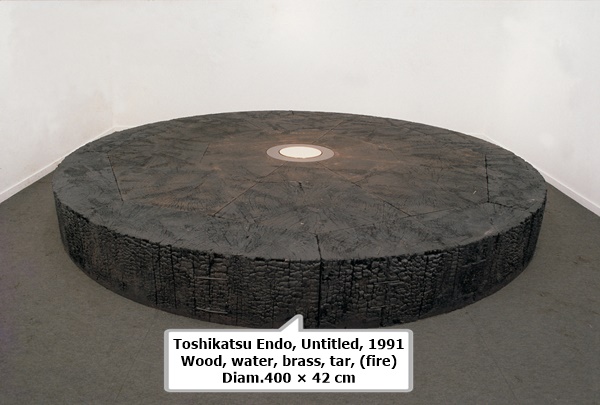 click to enlarge- double click to reduce Toshikatsu Endo, Untitled, 1991
Wood, water, brass, tar, (fire)
Diam.400 × 42 cm