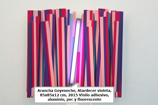 Arancha Goyeneche, Atardecer violeta, 
85x85x12 cm, 2015 Vinilo adhesivo, 
aluminio, pvc y fluorescente