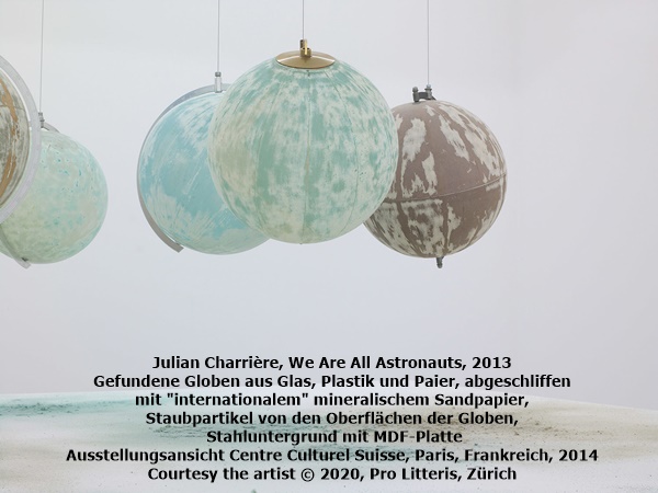 Julian Charrière, We Are All Astronauts, 2013
Gefundene Globen aus Glas, Plastik und Paier, abgeschliffen mit internationalem mineralischem Sandpapier, Staubpartikel von den Oberflächen der Globen, Stahluntergrund mit MDF-Platte
Ausstellungsansicht Centre Culturel Suisse, Paris, Frankreich, 2014
Courtesy the artist © 2020, Pro Litteris, Zürich