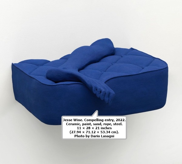 Jesse Wine. Compelling entry, 2022. Ceramic, paint, sand, rope, steel. 11 × 28 × 21 inches (27.94 × 71.12 × 53.34 cm). Photo by Dario Lasagni.